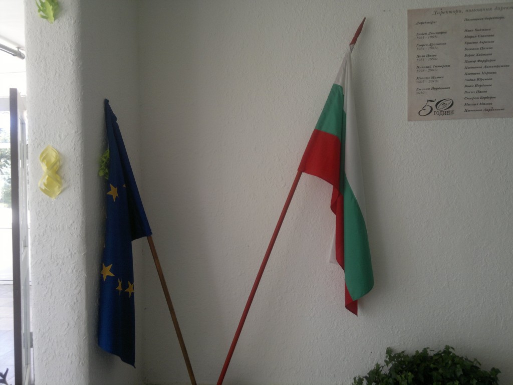 16 The EU and Bulgarian flags