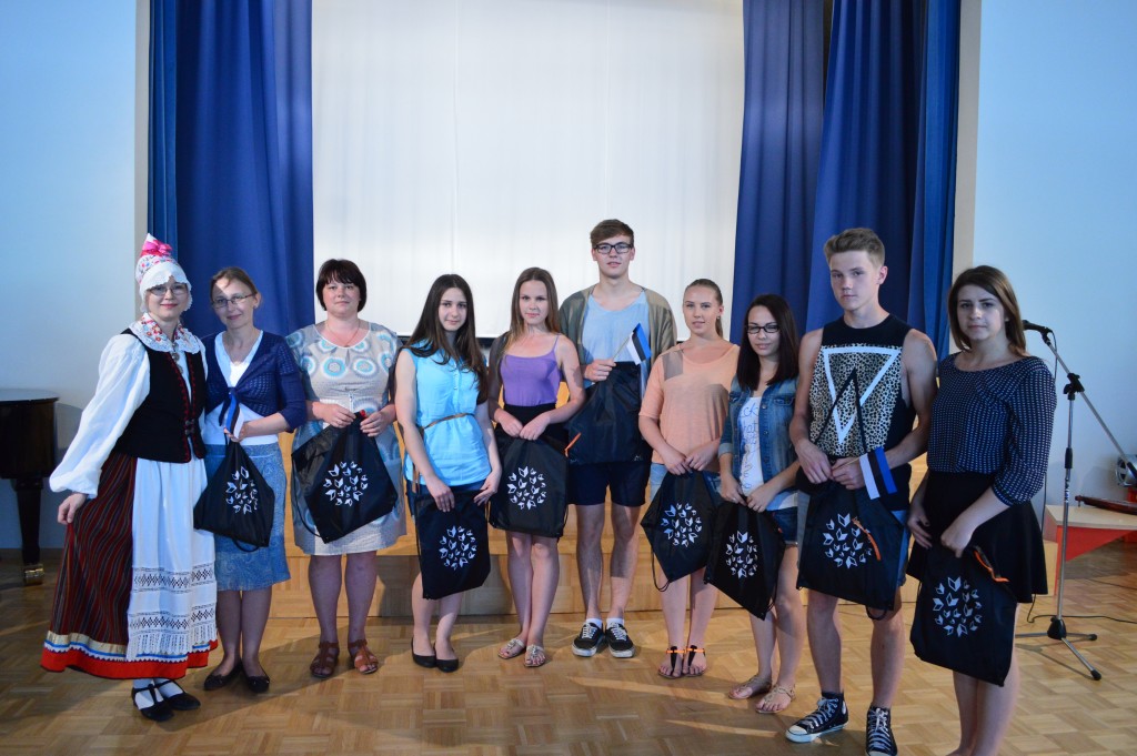 40 Latvian team with presents from the hosts