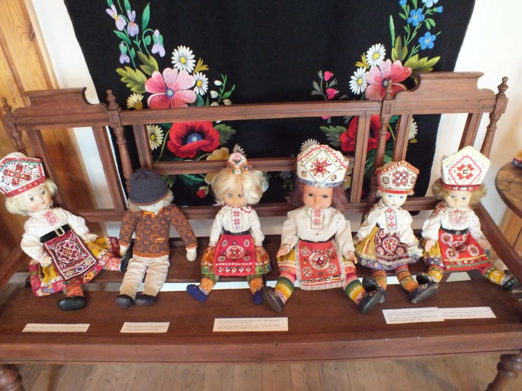 8 Dolls wearing national costumes