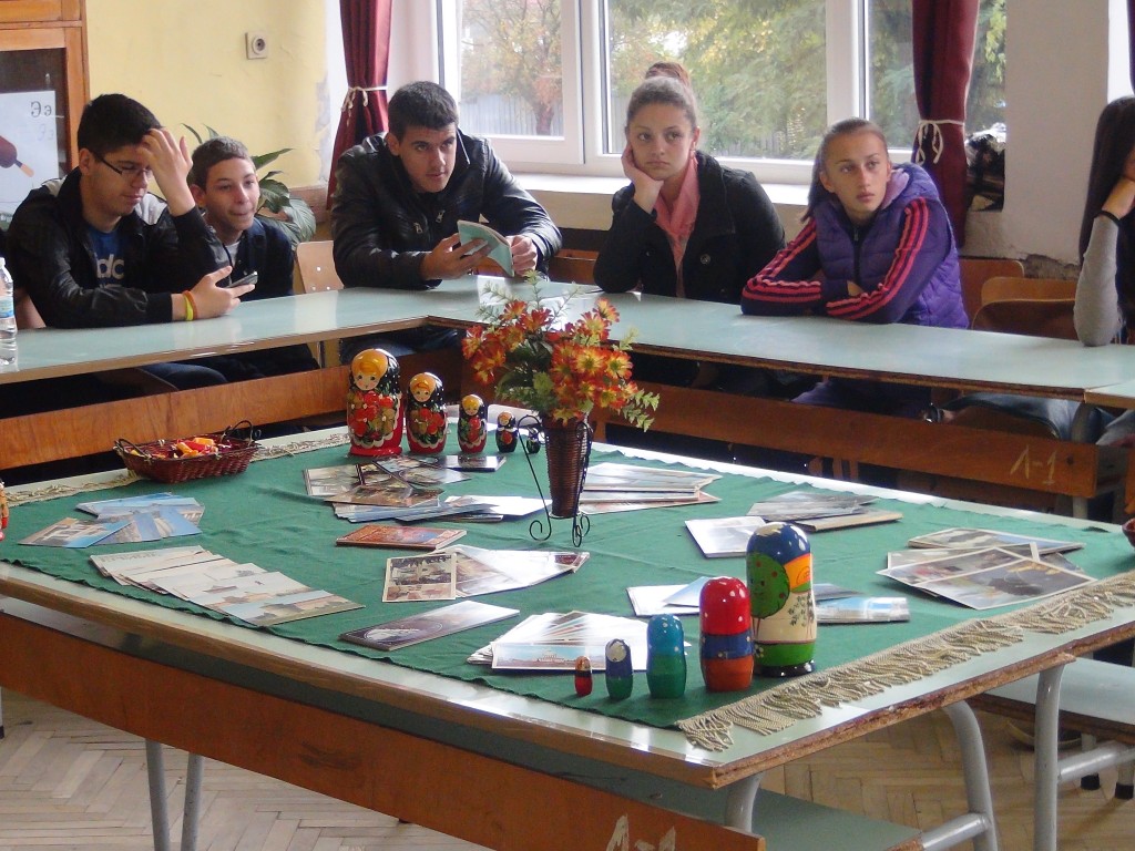 9 Bulgarian students presenting their school