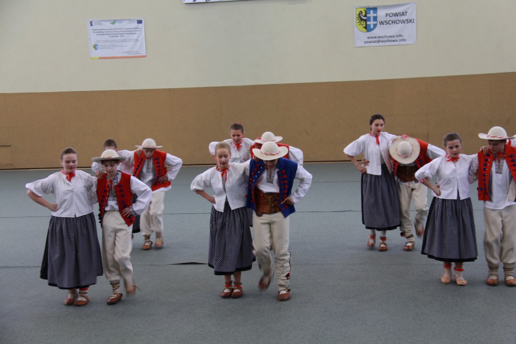 12 Students dancing traditional dances