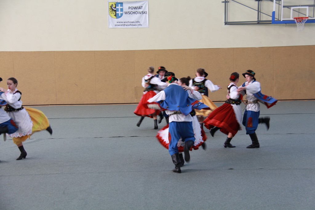 13 Students dancing traditional dances