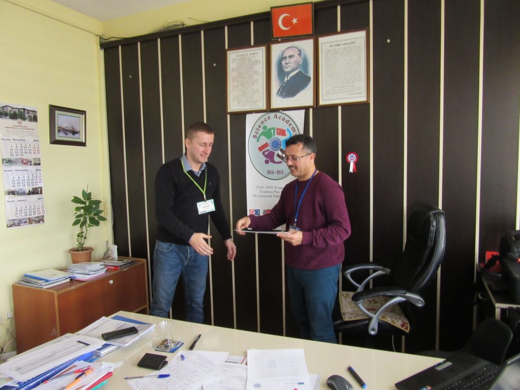 68. Ali Çetinkaya Ortaokulu school’s headmaster giving the certificate to Polish coordinator