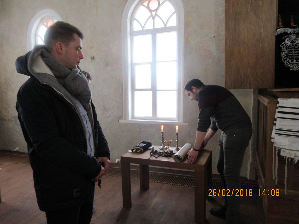 24. Tour around the synagogue