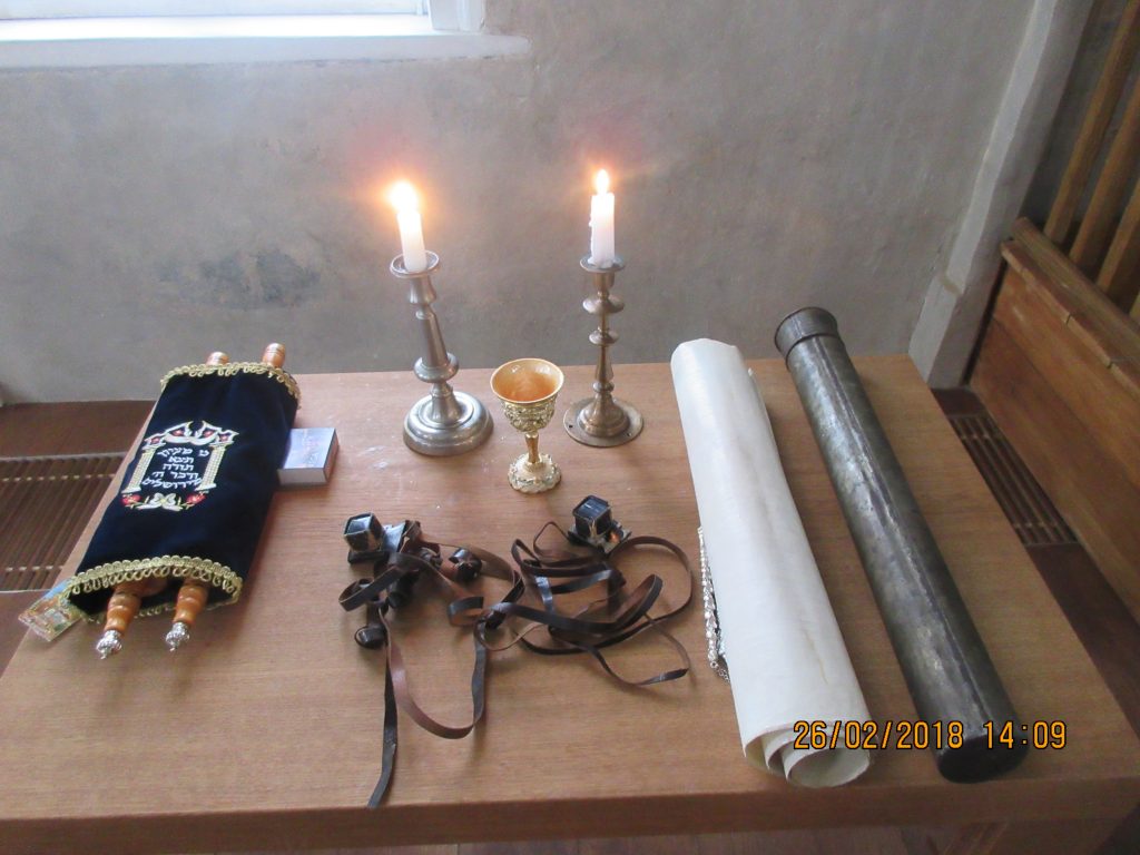25. Tour around the synagogue