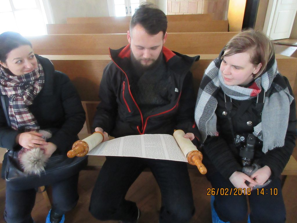 27. Tour around the synagogue