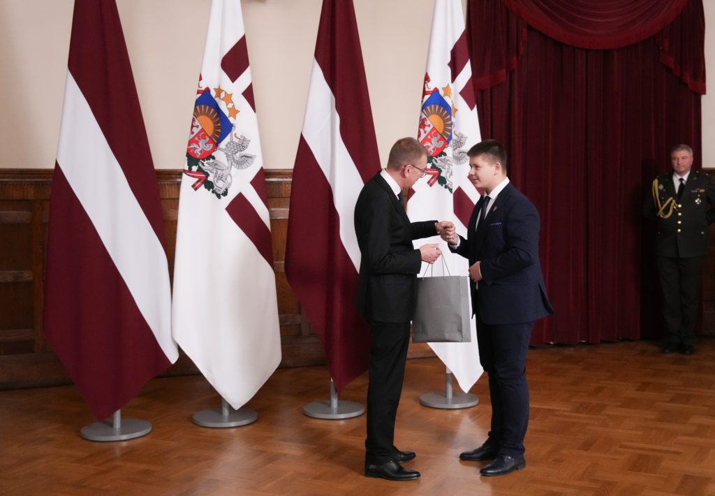 04122024-latvijas-republikas-proklamanas-106gadadienai-veltt-skolnu-radoo-darbu-konkursa-dalbnieku-viesoans-rgas-pil_54182225457_o