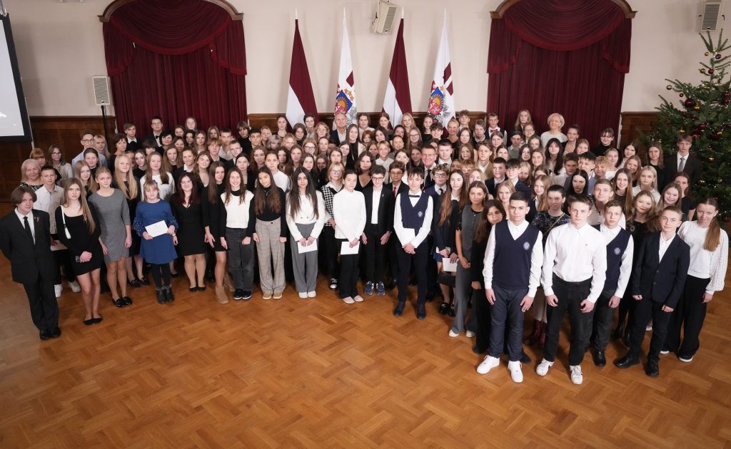 04122024-latvijas-republikas-proklamanas-106gadadienai-veltt-skolnu-radoo-darbu-konkursa-dalbnieku-viesoans-rgas-pil_54183106181_o