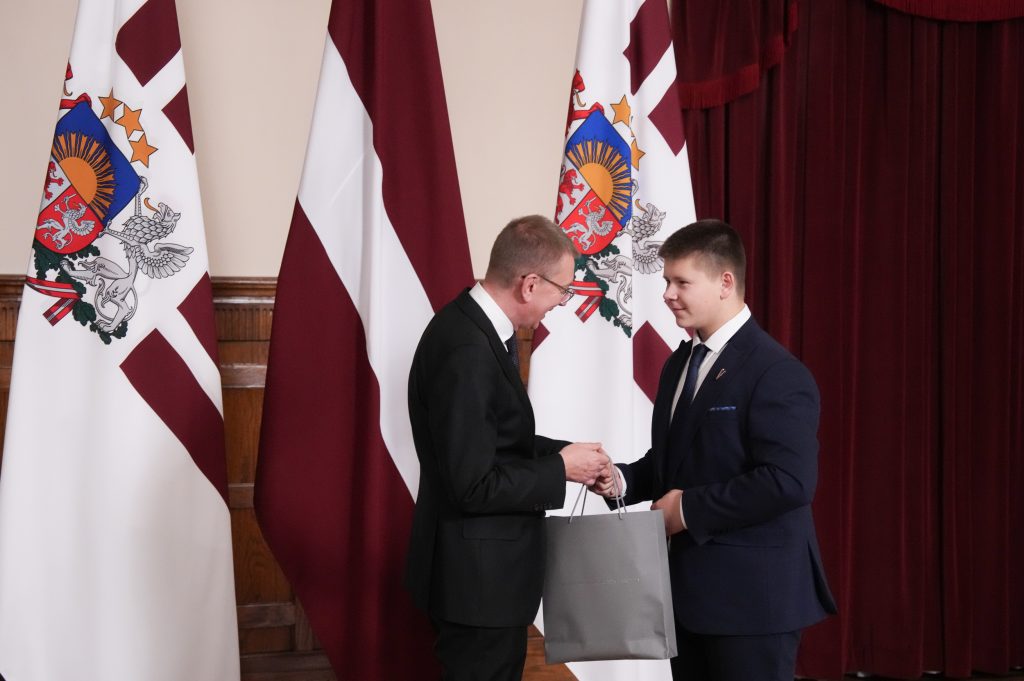 04122024-latvijas-republikas-proklamanas-106gadadienai-veltt-skolnu-radoo-darbu-konkursa-dalbnieku-viesoans-rgas-pil_54183383618_o