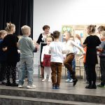Pirmskolas izglītības programmas bērni iepriecina savus vecvecākus