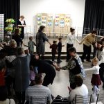 Pirmskolas izglītības programmas bērni iepriecina savus vecvecākus