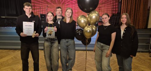 Rēzeknes valsts poļu ģimnāzijas vokāli instrumentālajam ansamblim "Čībaki"