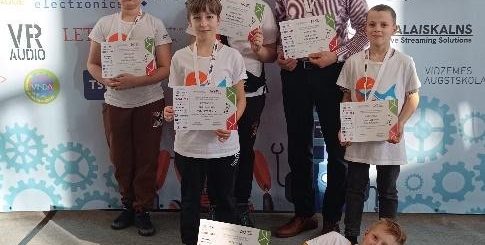 Rēzeknes valsts poļu ģimnāzijas skolēni veiksmīgi startē Valmieras Robotikas čempionātā