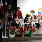 Pirmsskolas izglītības programmas bērni iepriecina māmiņas